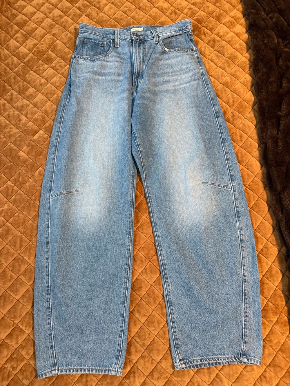 Women’s Levi’s cinched barrel jeans